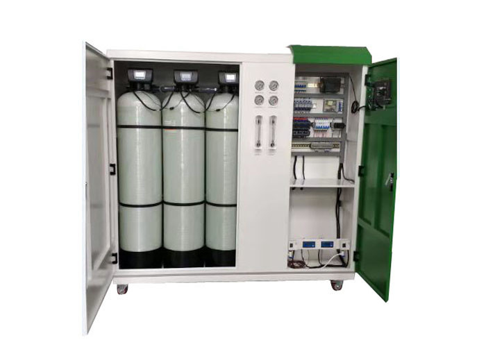 Loại tủ Hệ thống RO một đường truyền Nhà máy xử lý nước 300L mỗi giờ
